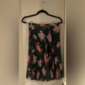 This skirt is in great condition with a pleated design.